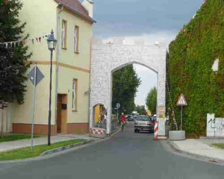 Foto: Stadttore 1050 Jahre Stadt Barby